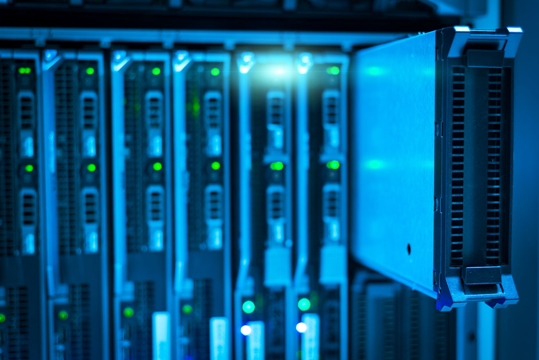 Racks de servidores en un moderno centro de datos europeo